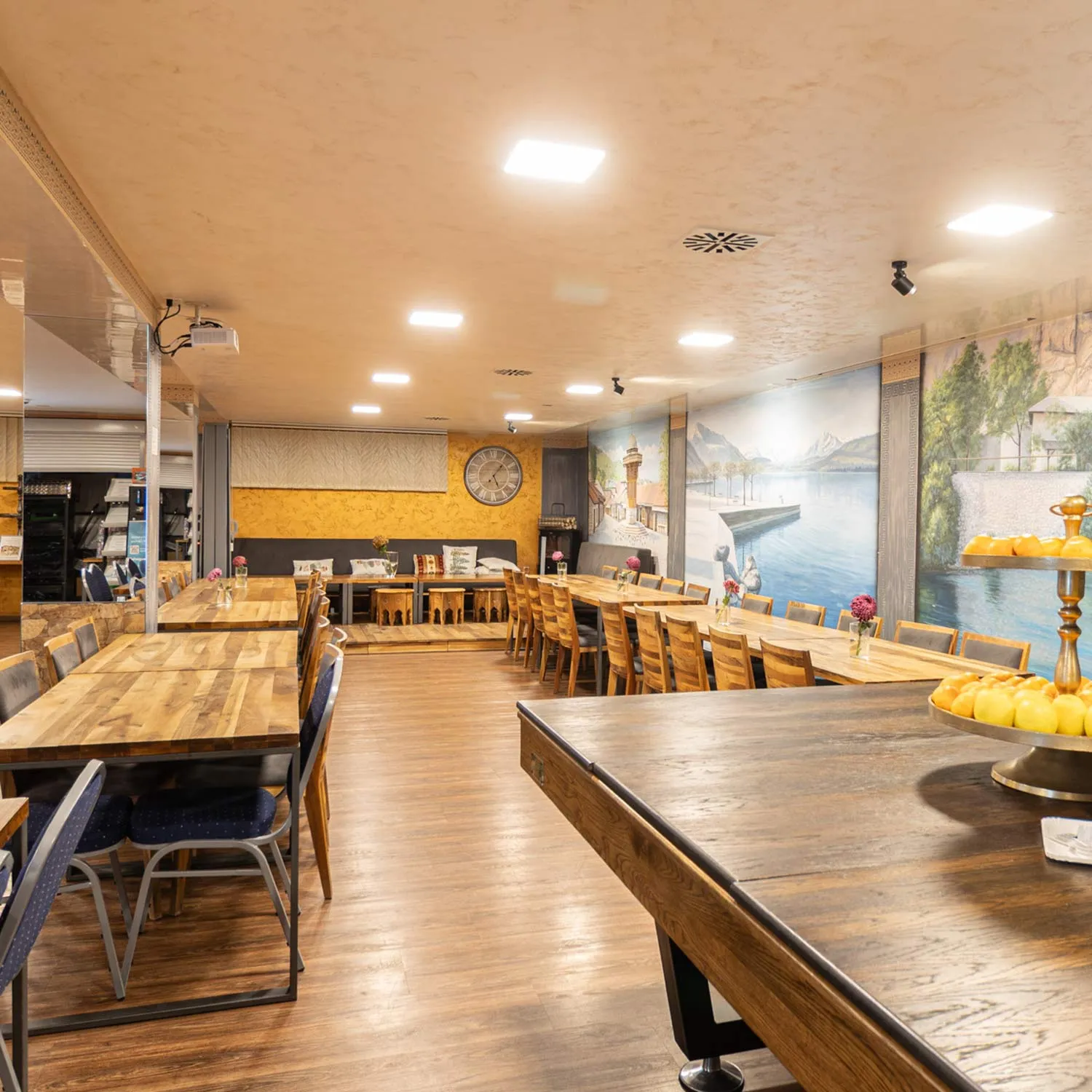 Vereinsrestaurant mit Stühlen und Tischen